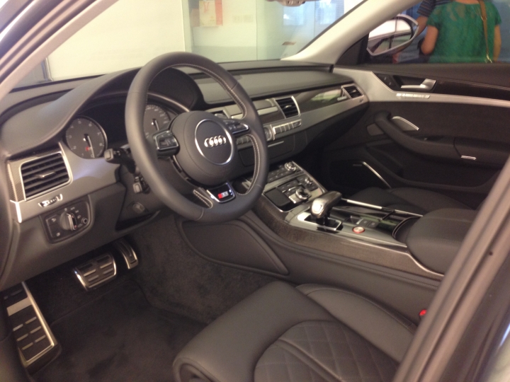 暴力紳士!2014 AUDI S8 簡單開箱