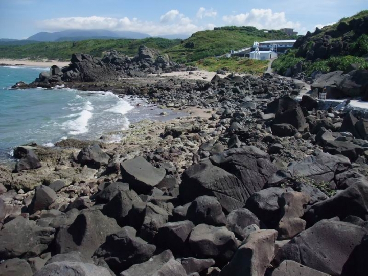 美景浩劫之石門白沙灣左岸風稜石海灘巨石陣事件