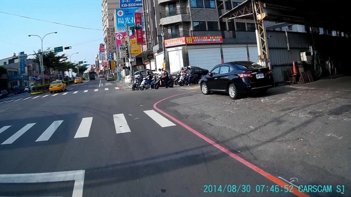 最近都在重做柏油路面~市公所真貼心連民眾家門口都幫忙鋪柏油
