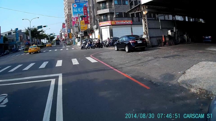 最近都在重做柏油路面~市公所真貼心連民眾家門口都幫忙鋪柏油