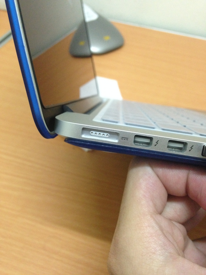 MBPR USB 孔內掉漆問題