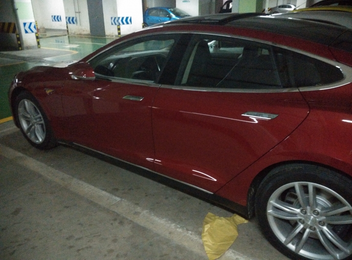 鄰居新買的Tesla