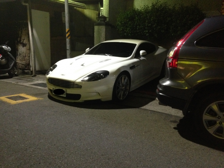 下巴快親到地板的Aston Martin