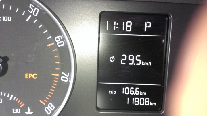 SKODA OCAVIA 1.2TSI SEDEN 颱風天的油耗及購物心得