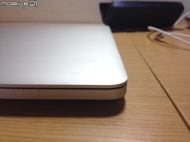 （更新）Macbook Pro 螢幕變形 心好痛﹣》用螺絲起子修好了