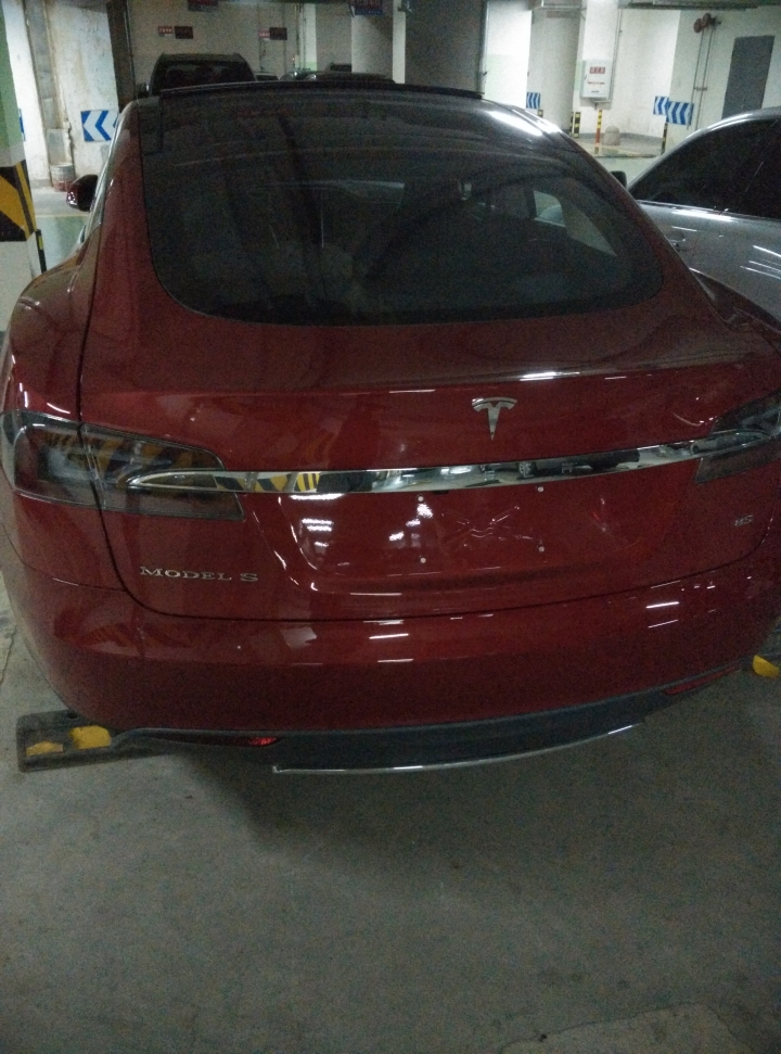 鄰居新買的Tesla
