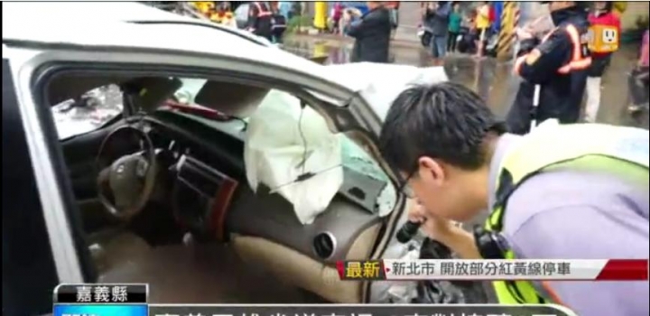 Livina駕駛座氣囊沒爆開..民雄鄉重大車禍