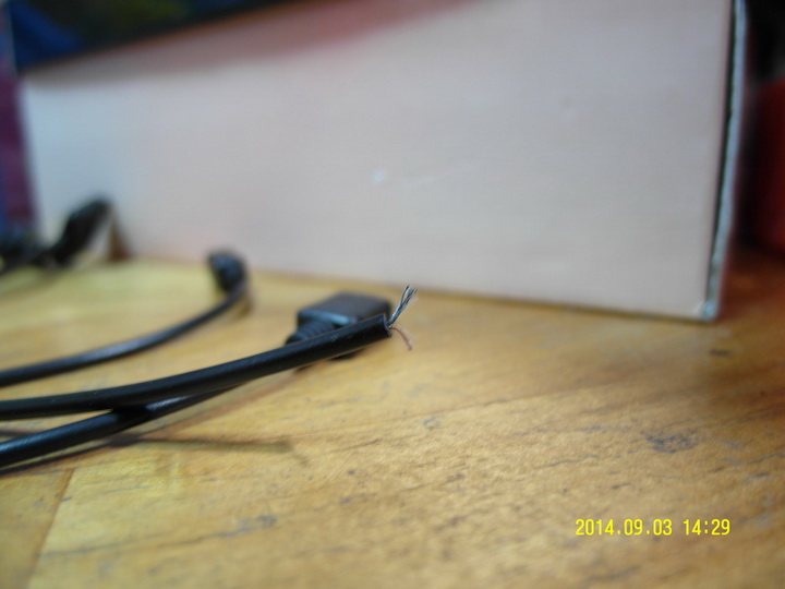〔有圖〕USB十合一充電線，我把他剪掉，但正負極怎麼黏在一起？