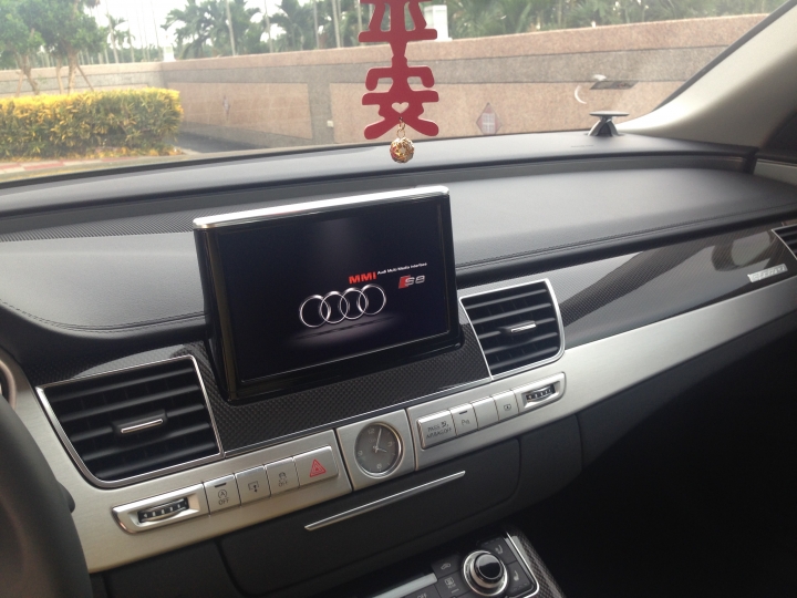 暴力紳士!2014 AUDI S8 簡單開箱
