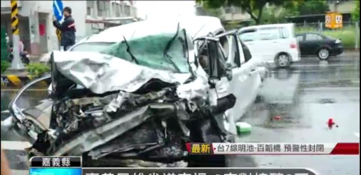 Livina駕駛座氣囊沒爆開..民雄鄉重大車禍