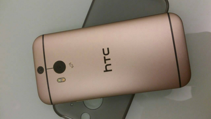 第2隻HTC!!!M8跟蝴蝶2掙扎很久終於....