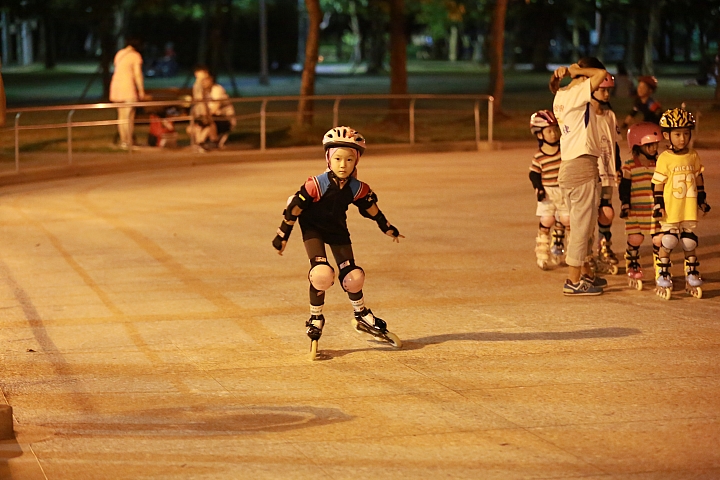 請問有人可分享拍攝大安森林公園夜間溜冰隊的經驗嗎？