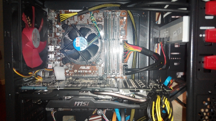 自己組電腦的走線整理，敬請指教！