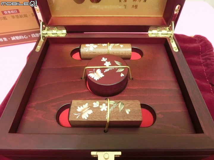 [開箱]給寶貝的禮物~肚臍章+胎毛章禮盒