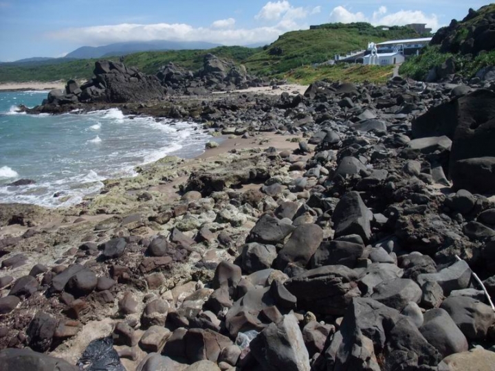 美景浩劫之石門白沙灣左岸風稜石海灘巨石陣事件