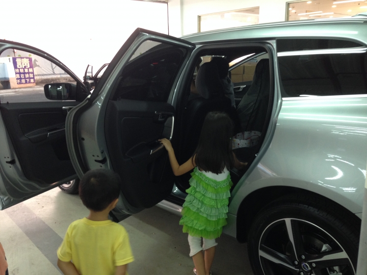 Volvo XC60 T5 R-Design...開箱！9/30補充