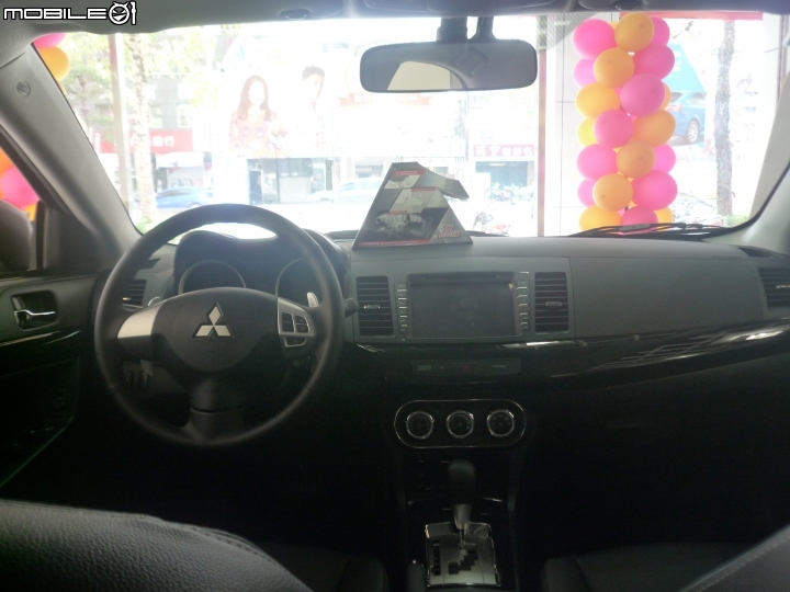 親臨Lancer Sportback車邊賞車又拍照