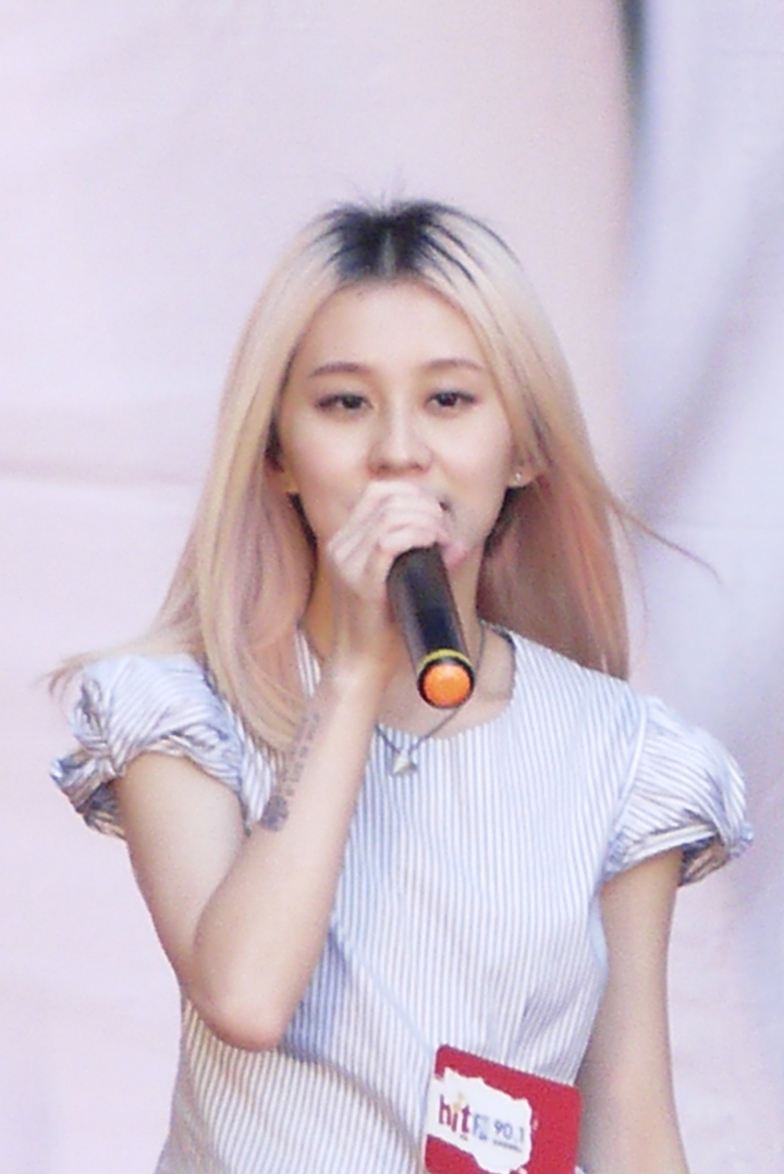 卓文萱 POPU LADY 白安