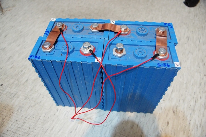 分享自組的100ah鋰鐵電池電力站
