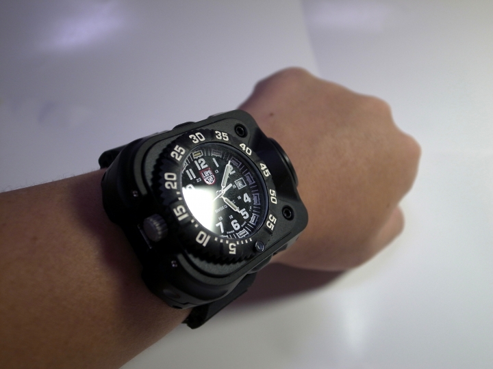 SureFire 2211Luminox® 新款手錶型腕燈開箱