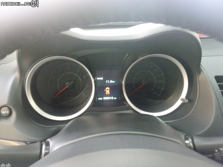 親臨Lancer Sportback車邊賞車又拍照