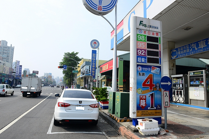 連8降，752天來我的Luxgen S5第一次加到2字頭92無鉛汽油，油錢可以多省一些了。