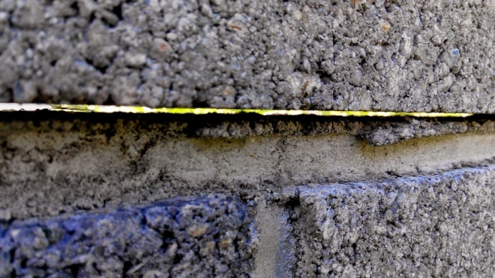 家中花磚圍牆出現裂縫