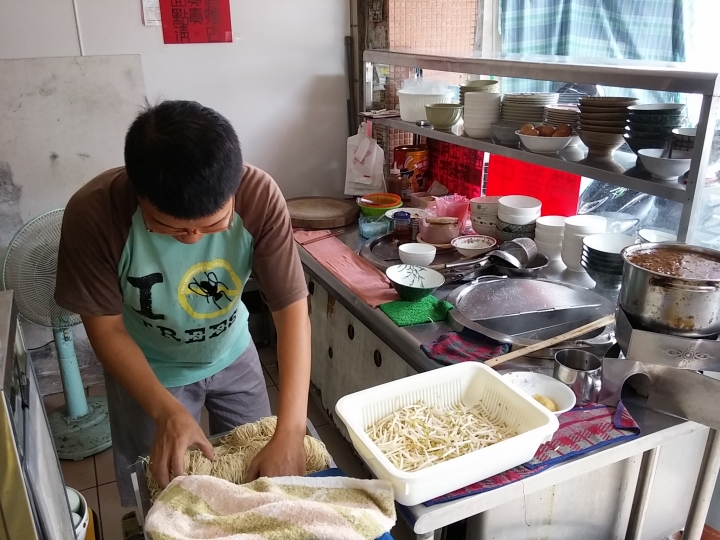 鳳山區阿倡麵店(鴨蛋麵、米粉、粿仔條)-古早味銅板美食