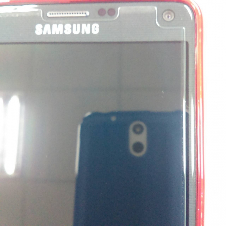 請問note4貼上玻璃貼之後會這樣？