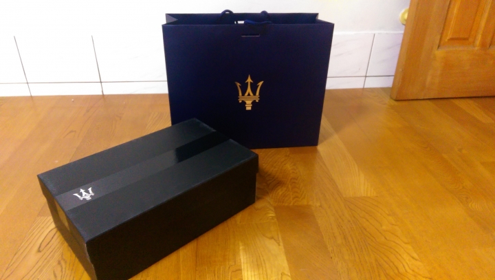 今天熱血了一下....跑去Maserati櫃