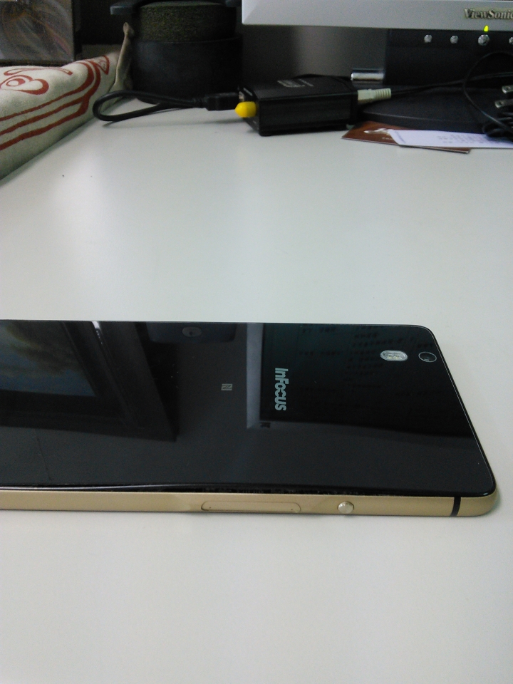 M810背蓋變形