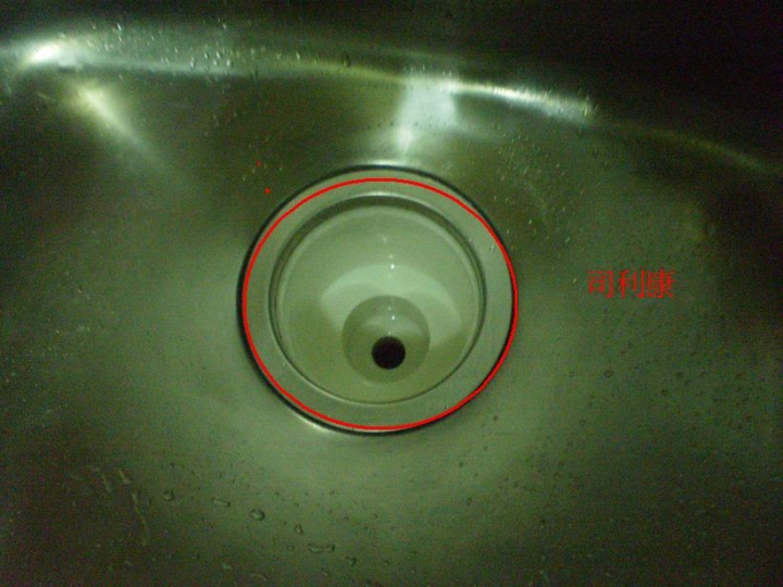 流理台提籠漏水與不銹鋼水槽的不銹鋼粉塵的問題