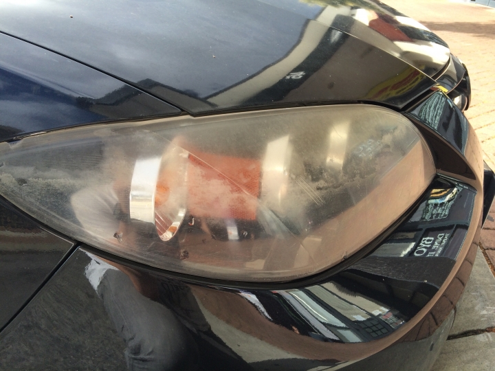 ［請益］05年小黑馬3皮椅縫線爆了，大燈燈殼黃黃的！