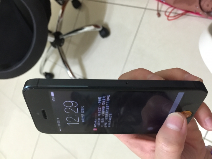iphone 5 螢幕一邊突起產生縫隙