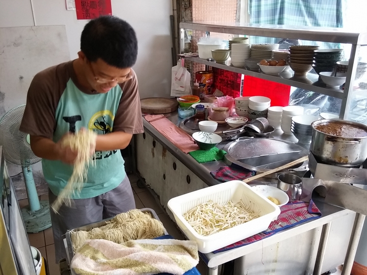 鳳山區阿倡麵店(鴨蛋麵、米粉、粿仔條)-古早味銅板美食