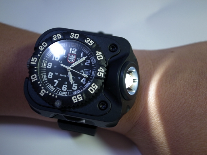 SureFire 2211Luminox® 新款手錶型腕燈開箱