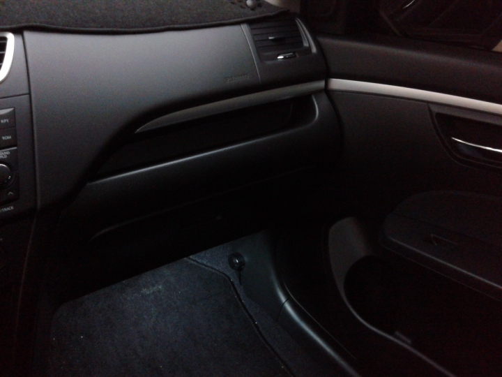 2014 Suzuki swift 拆下手套箱後驚見………