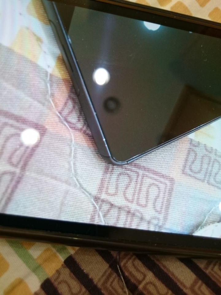 SONY Xperia Z3  SD記憶卡 是不是一樣無法放入8G電影進去呢( 另外我想換保護蓋 我手機被保護蓋刮傷 有圖片有證據)