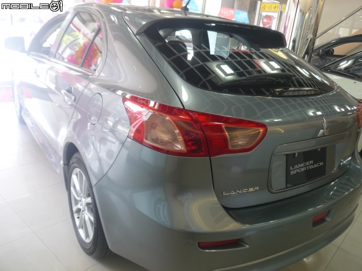 親臨Lancer Sportback車邊賞車又拍照