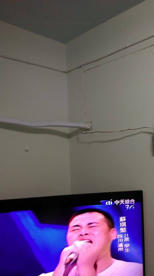 手機  室內照片 綠光  日光燈