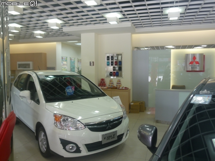 親臨Lancer Sportback車邊賞車又拍照