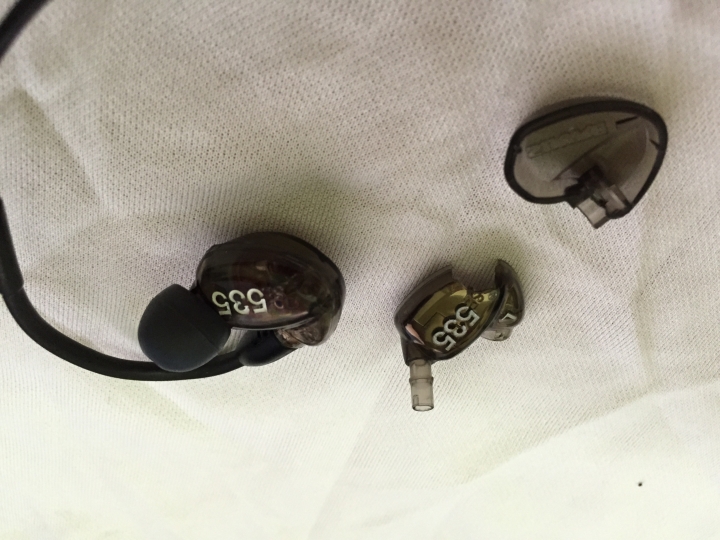 (已維修完成! 600$ 心得分享)SE535 外殼損壞! 維修問題請教~每天通勤使用 急!