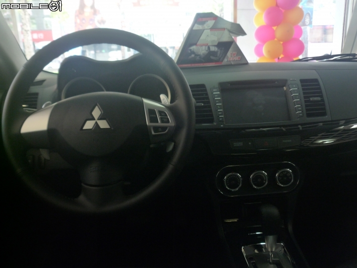 親臨Lancer Sportback車邊賞車又拍照