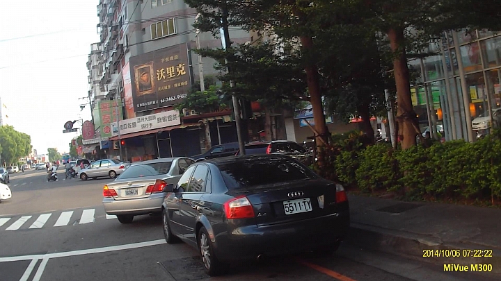 ......更新........汽車路口轉彎紅線區違規停車圖片.警察大人說無法確定車內無人否