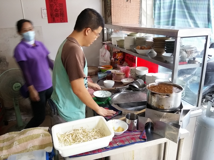 鳳山區阿倡麵店(鴨蛋麵、米粉、粿仔條)-古早味銅板美食