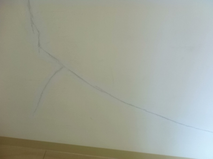 請問3年屋,牆壁出現這紋路?