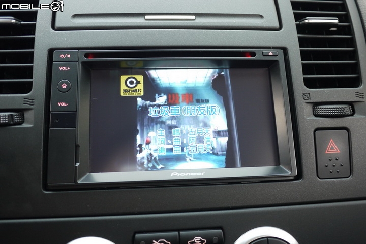 [開箱]Pioneer AVIC-F7300T 主機簡單開箱