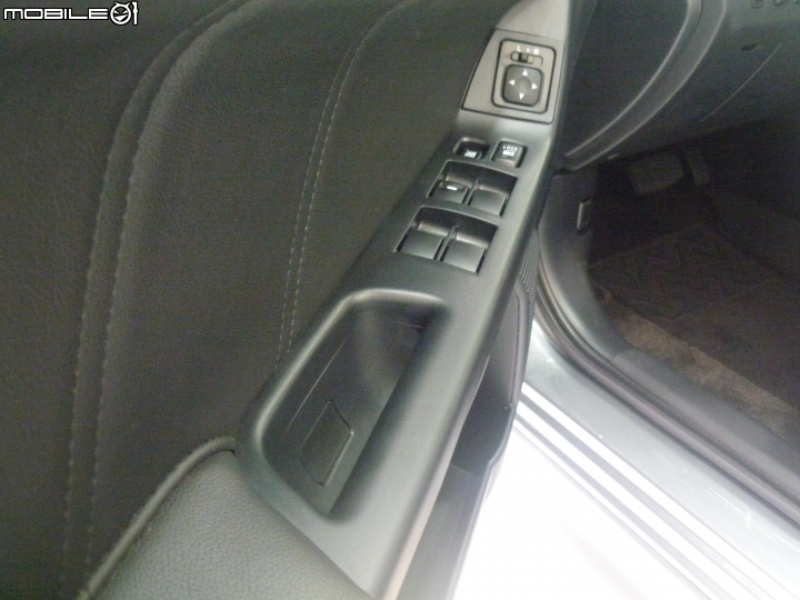 親臨Lancer Sportback車邊賞車又拍照