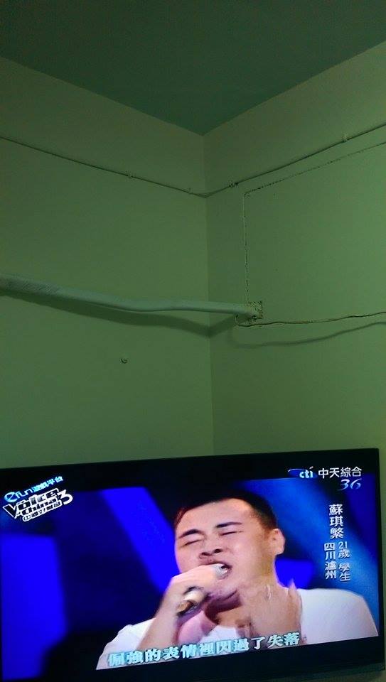 手機  室內照片 綠光  日光燈