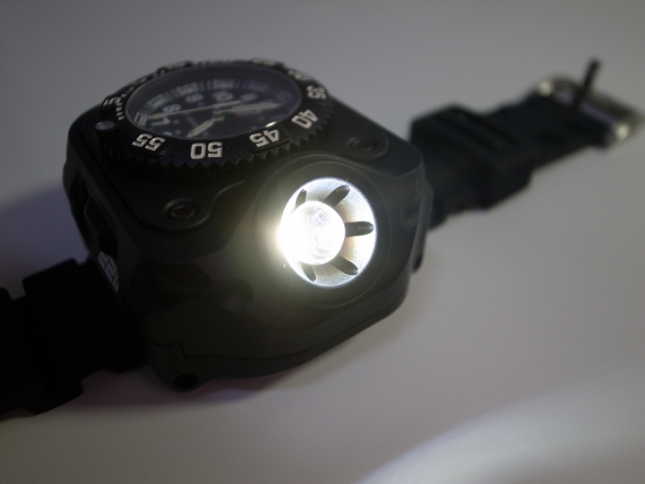 SureFire 2211Luminox® 新款手錶型腕燈開箱